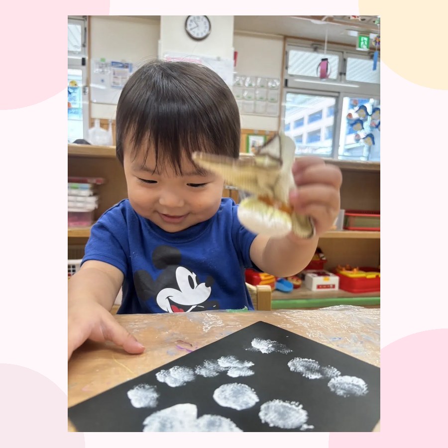 制作を楽しむ子ども