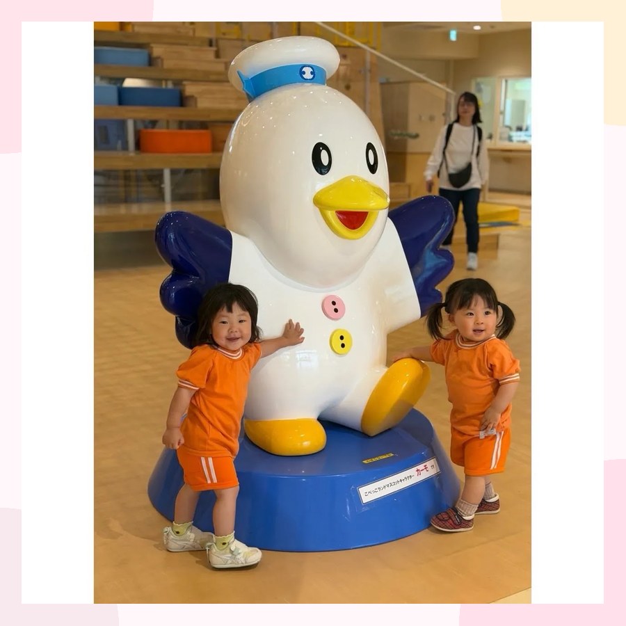 キャラクターと並ぶ子どもたち