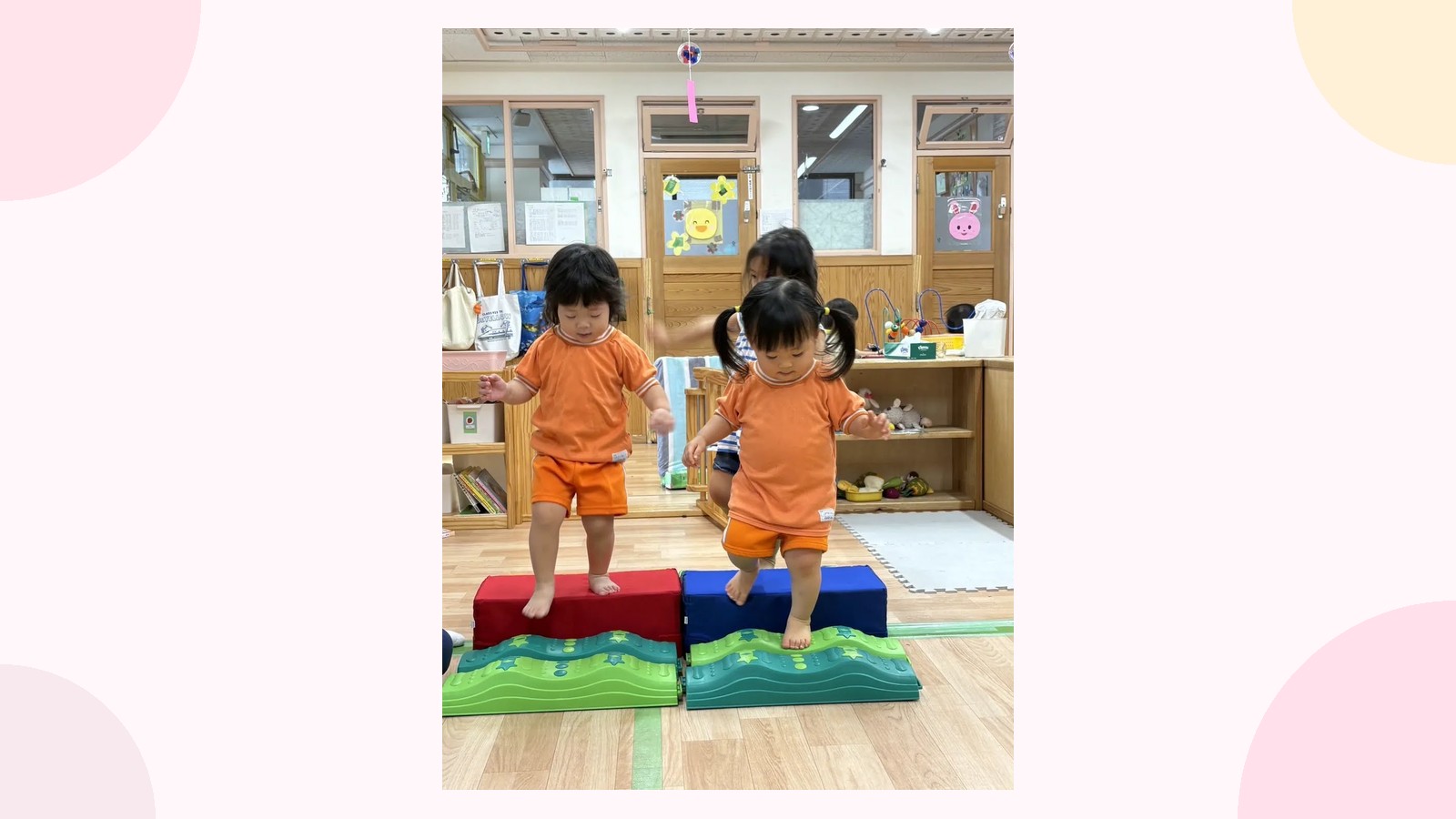室内で運動あそびをする子どもたち