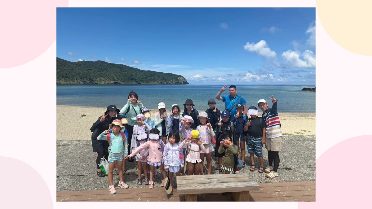 海辺で記念撮影をする子どもたち